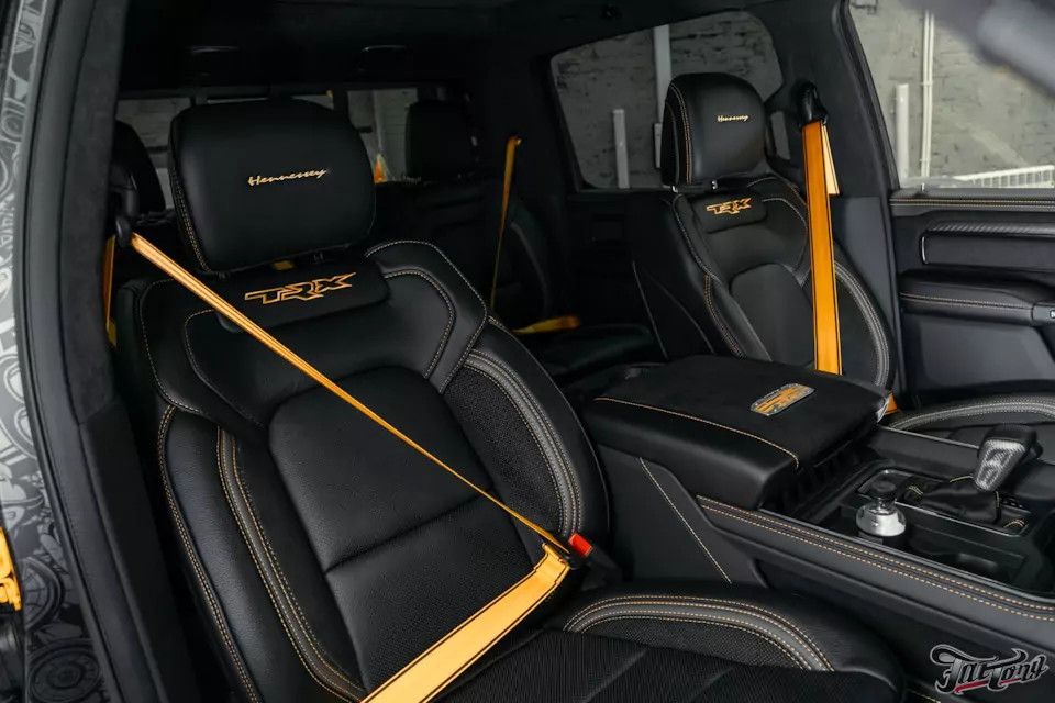 Что мы сделали с RAM TRX Hennessey Mammoth 1000?! Часть 5: процесс пошива, готовый салон и ремни безопасности